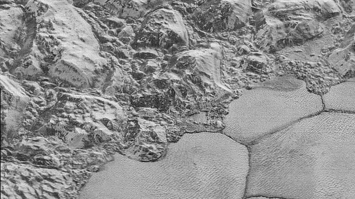 Das hochauflösende Foto, aufgenommen von der US-Sonde "New Horizon", zeigt die zerfurchte Eiskruste auf dem Pluto.