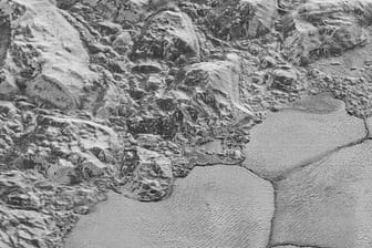 Das hochauflösende Foto, aufgenommen von der US-Sonde "New Horizon", zeigt die zerfurchte Eiskruste auf dem Pluto.