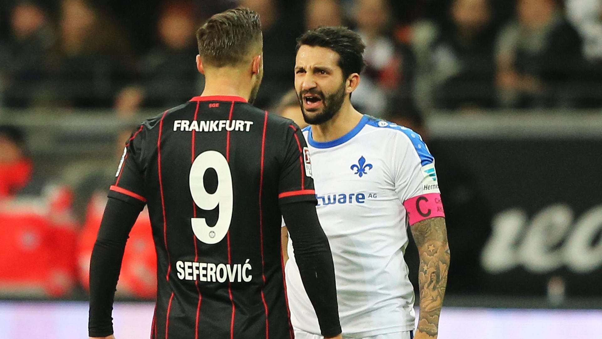 Darmstadts Torschütze Aytac Sulu (re.) im Streitgespräch mit Frankfurts Haris Seferovic. Darmstadts Torschütze Aytac Sulu (re.) im Streitgespräch mit Frankfurts Haris Seferovic.
