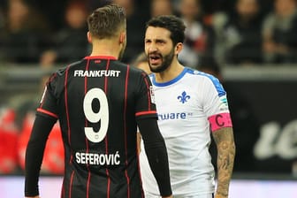 Darmstadts Torschütze Aytac Sulu (re.) im Streitgespräch mit Frankfurts Haris Seferovic.