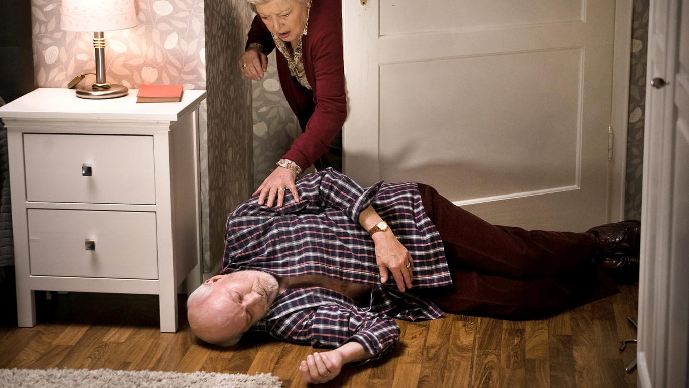 Helga Beimer (Marie-Luise Marjan) findet den leblosen Körper ihres Mannes Erich (Bill Mockridge).