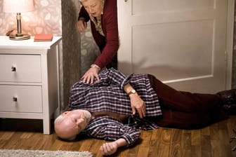Helga Beimer (Marie-Luise Marjan) findet den leblosen Körper ihres Mannes Erich (Bill Mockridge).