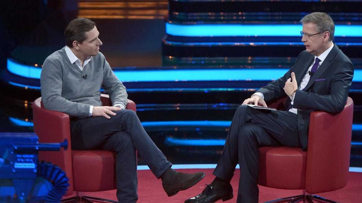 Michael Mronz (l.) vertritt seinen Mann Guido Westerwelle beim TV-Jahresrückblick mit Günther Jauch (r.).