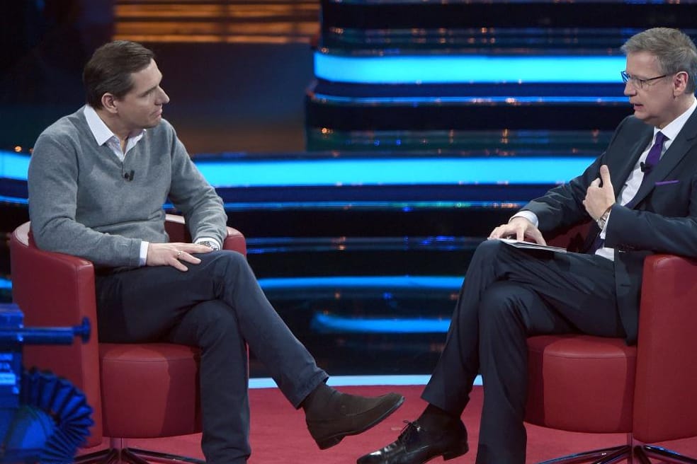 Michael Mronz (l.) vertritt seinen Mann Guido Westerwelle beim TV-Jahresrückblick mit Günther Jauch (r.).