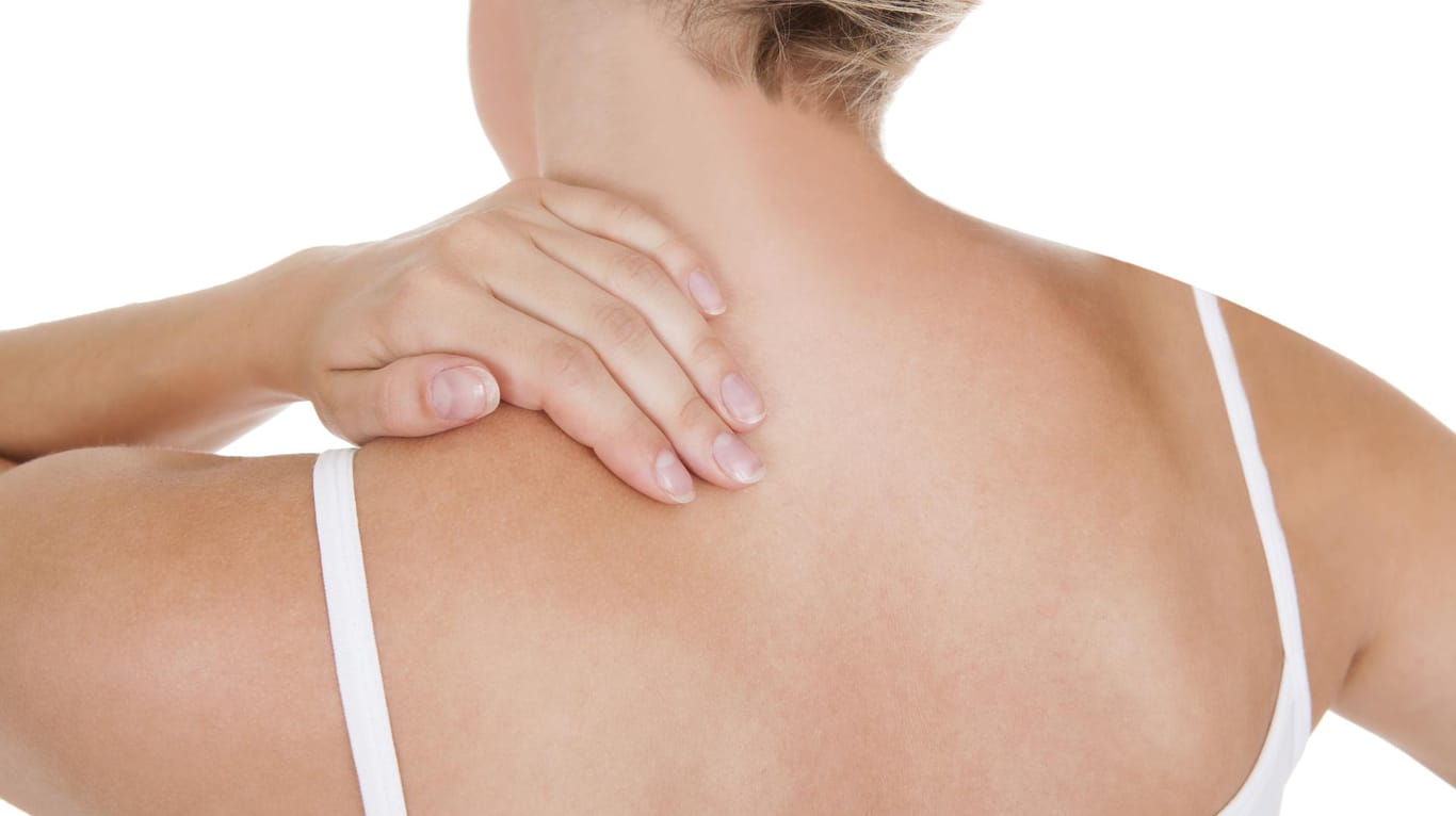 Wer eine Schonhaltung vermeidet, wird Rückenschmerzen oft schnell wieder los.