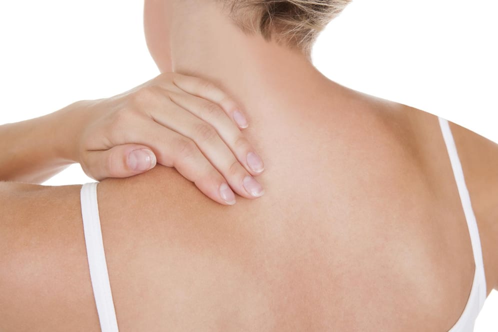 Wer eine Schonhaltung vermeidet, wird Rückenschmerzen oft schnell wieder los.