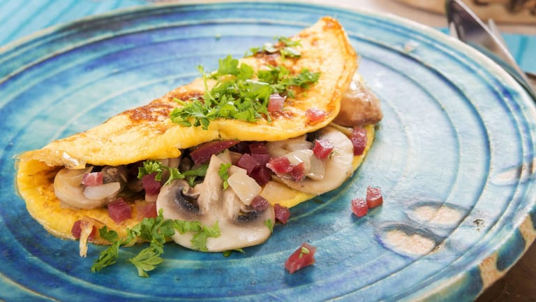 Omelett mit Gemüse eignet sich hervorragend für die Low-Carb-Ernährung.