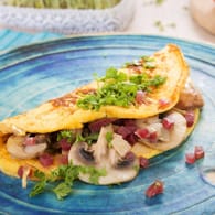 Omelett mit Gemüse eignet sich hervorragend für die Low-Carb-Ernährung.