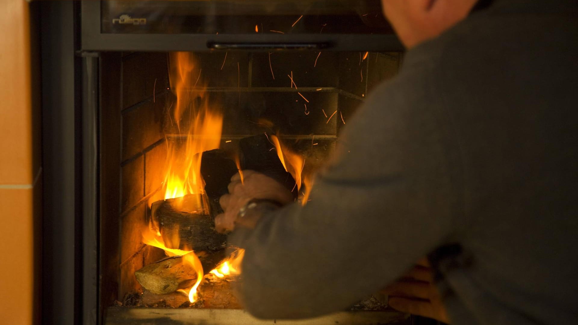 Zusammen mit einer Dunstabzugshaube kann der Kamin-Betrieb gefährlich werden.