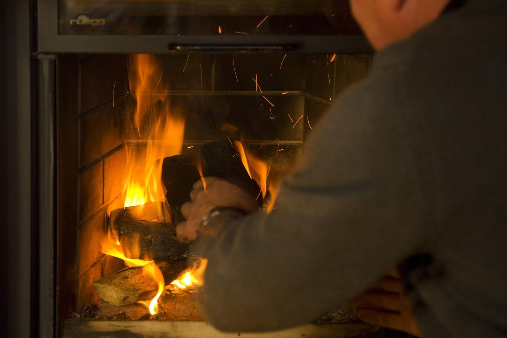 Zusammen mit einer Dunstabzugshaube kann der Kamin-Betrieb gefährlich werden.