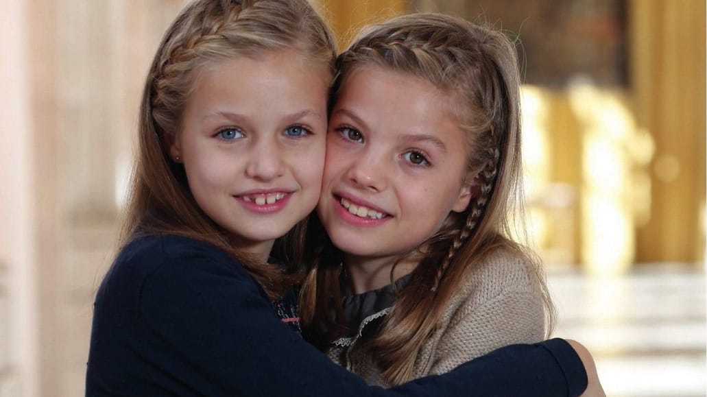 Die Prinzessinnen Leonor und Sofia auf der Weihnachtskarte des spanischen Königshauses.