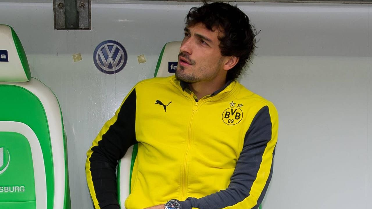 Dortmunds Abwehrchef Mats Hummels musste beim Sieg gegen Wolfsburg krankheitsbedingt passen. Hier ein Archiv-Bild aus der vergangenen Saison. Dortmunds Abwehrchef Mats Hummels musste beim Sieg gegen Wolfsburg krankheitsbedingt passen. Hier ein Archiv-Bild aus der vergangenen Saison.