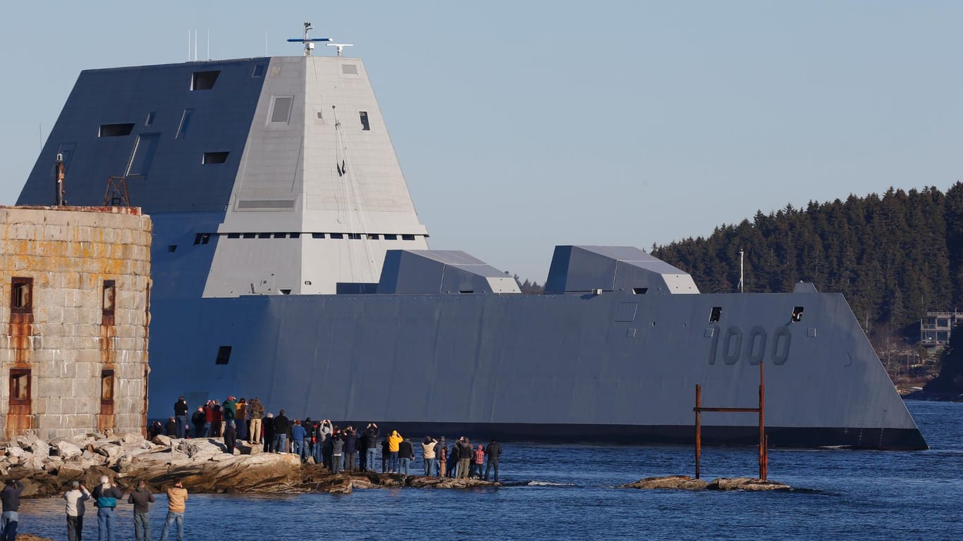 USS ZumwaltDie "USS Zumwalt" bei ihrem ersten Testlauf auf dem Kennebec-Fluss in Maine.