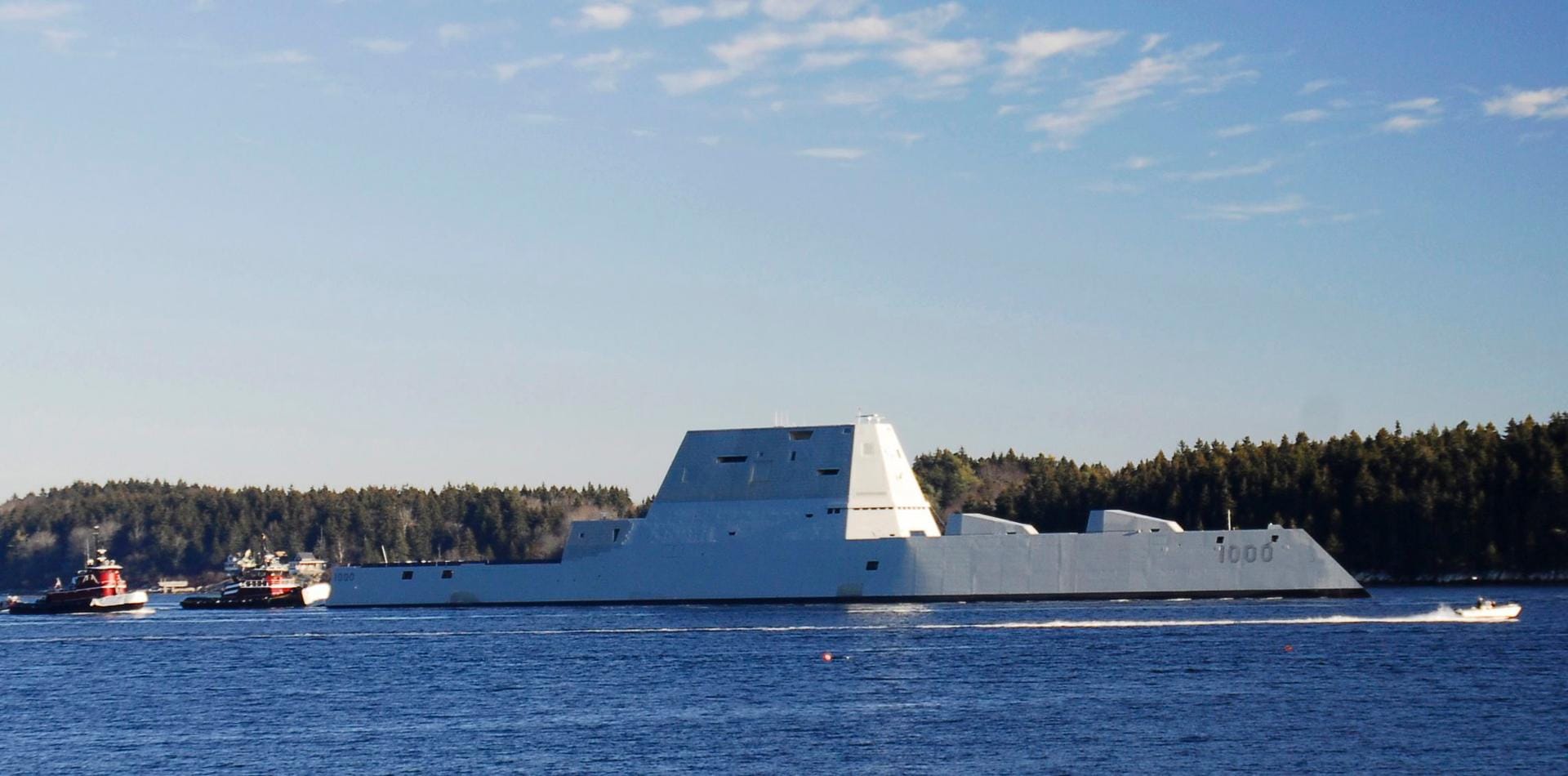 Dank Tarnkappen-Technik ist das futuristisch aussehende Schiff beinahe unsichtbar für feindliches Radar.