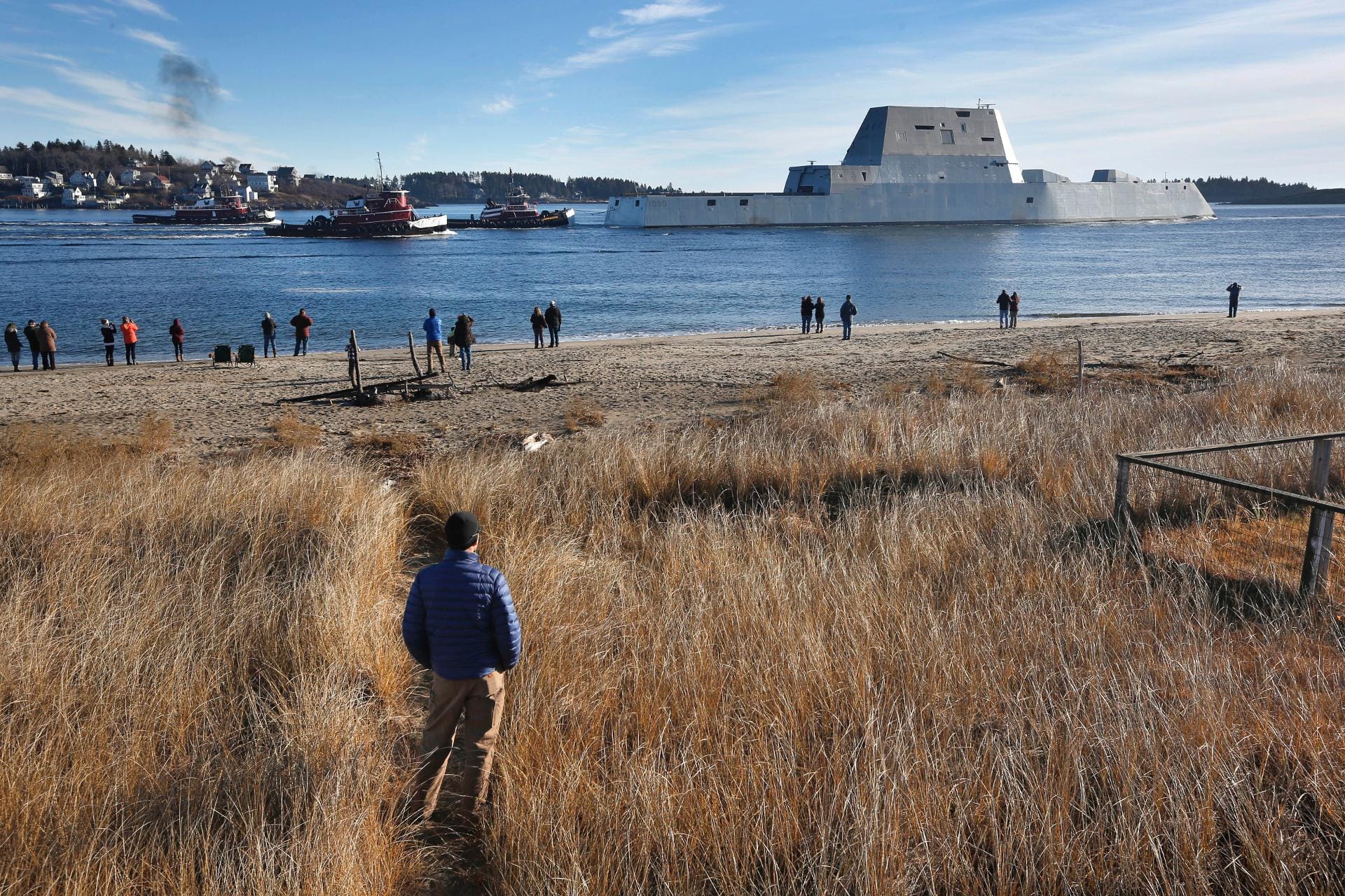 Schaulustige standen am Kennebec-Fluss, um den Testlauf des Schiffs im Dezember 2015 zu verfolgen.