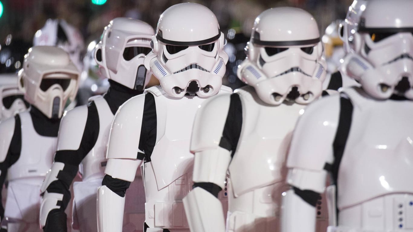 Ob als Gruppe oder allein: Mit einem Star Wars-Kostüm liegen Sie an Karneval 2016 voll im Trend.