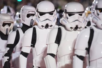 Ob als Gruppe oder allein: Mit einem Star Wars-Kostüm liegen Sie an Karneval 2016 voll im Trend.