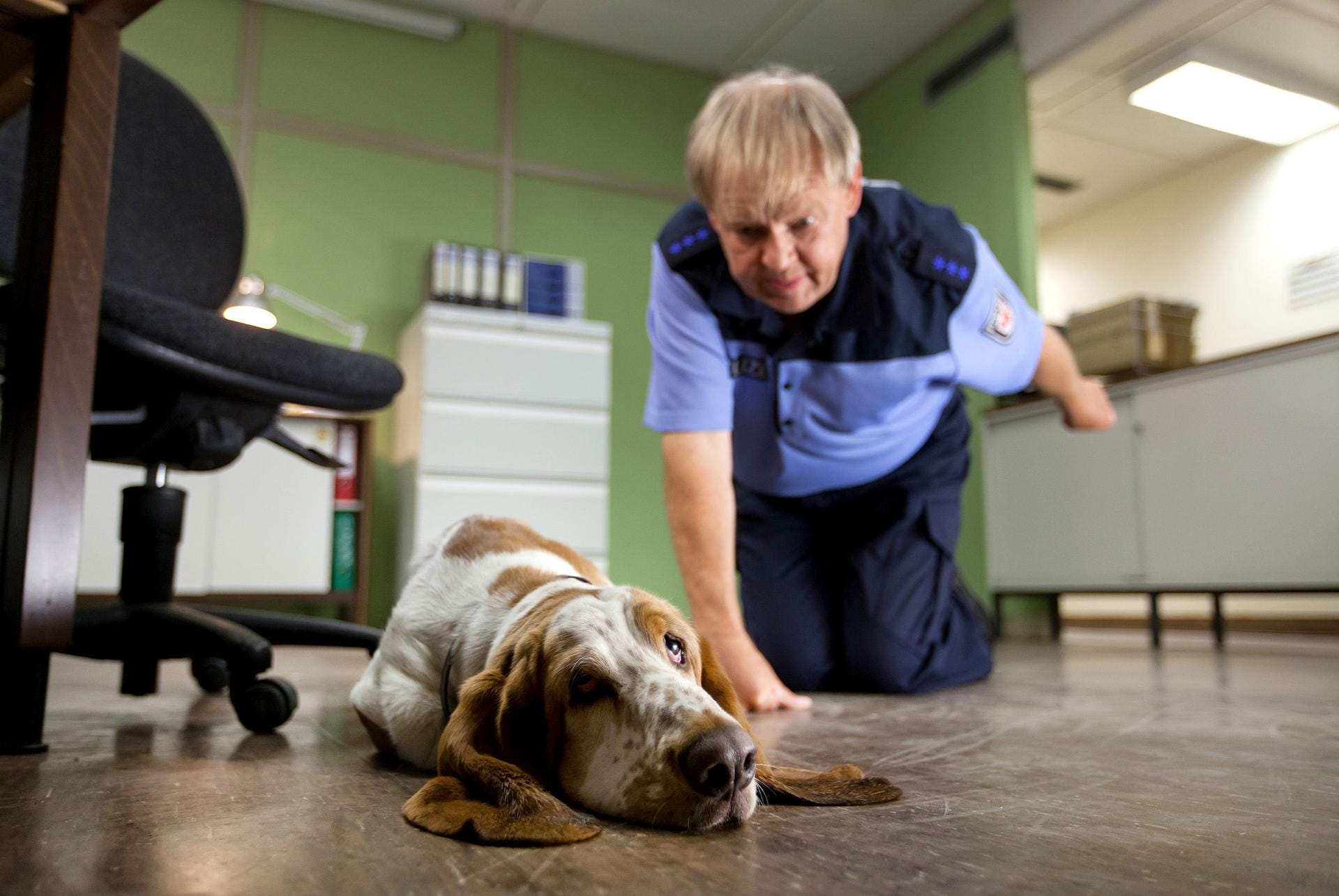 Polizeihauptmeister Wolfgang Neumann hat damit zu tun, den Revierhund von seinem Arbeitsplatz wegzubekommen.