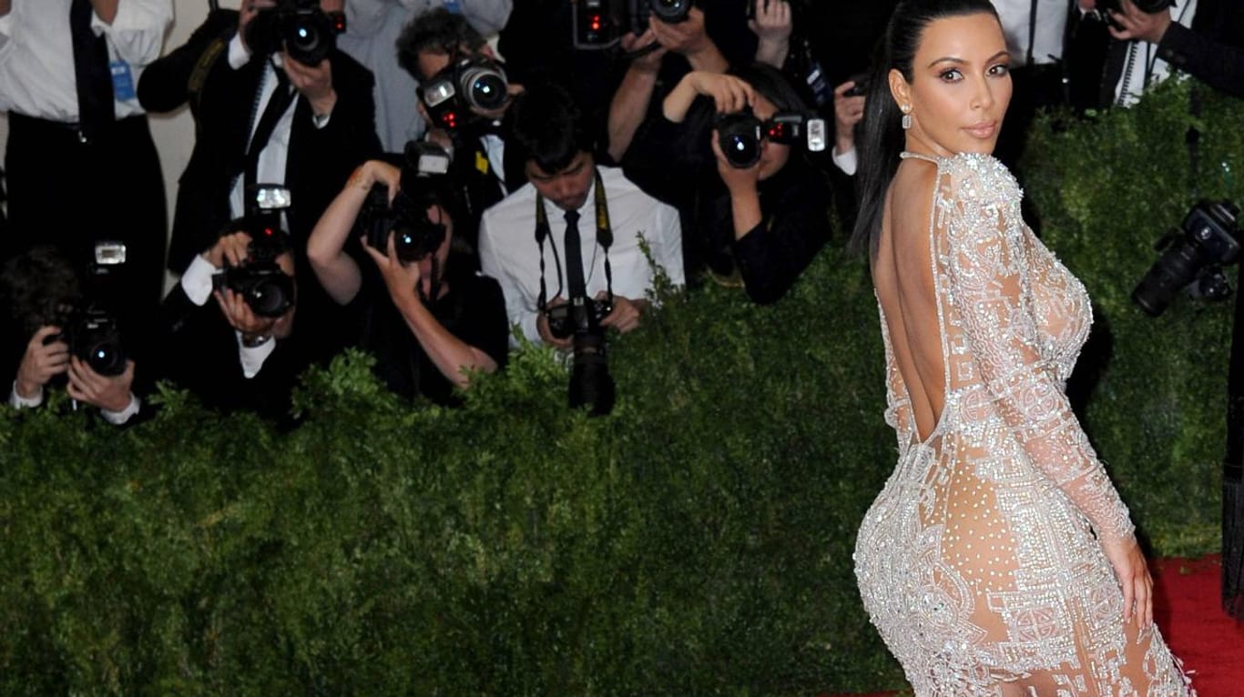Kim Kardashian wie immer extrem im-Po-sant