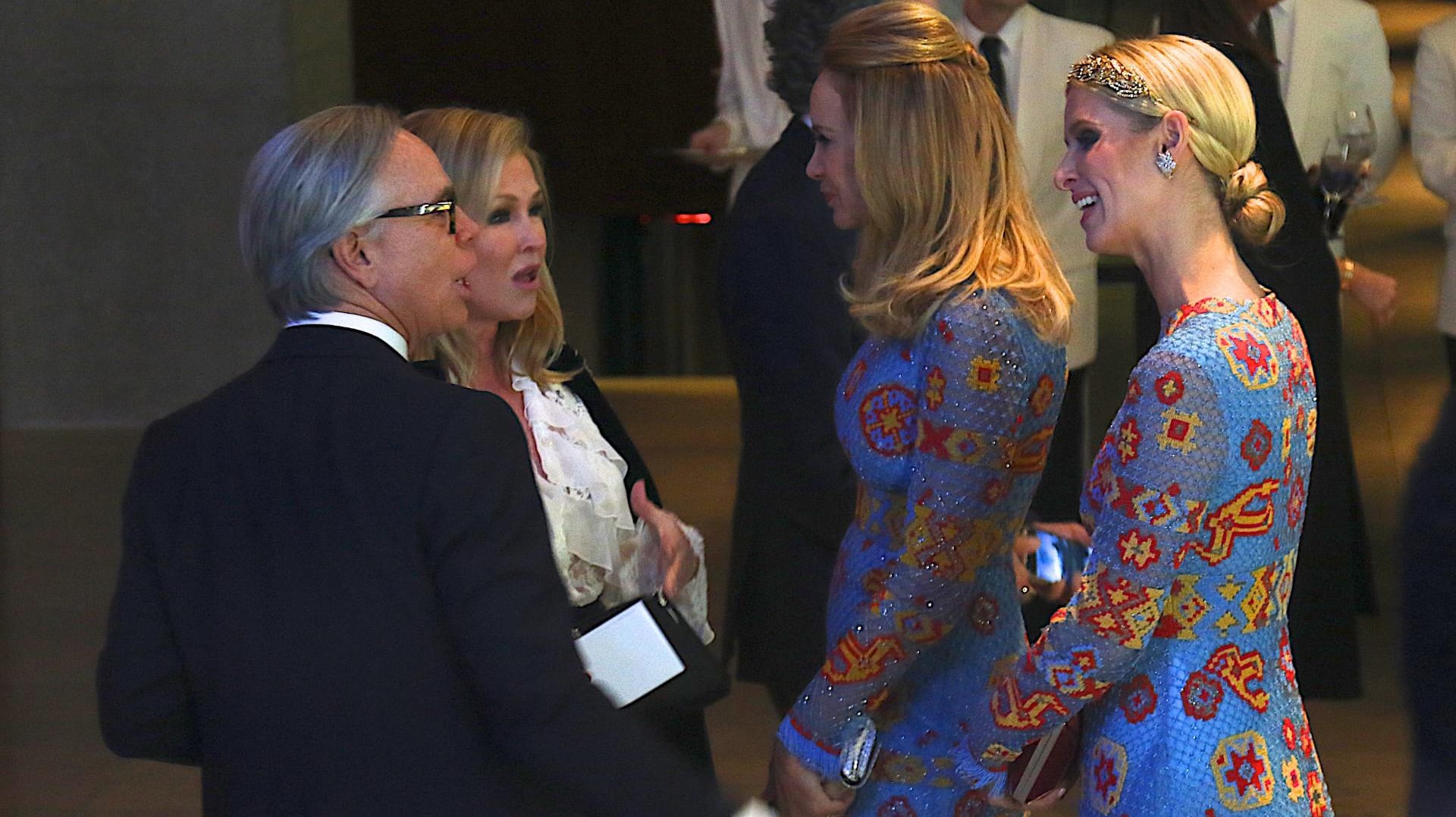 Tommy Hilfiger (l.) und Kathy Hilton (2.v.l.) sehen doppelt: Dee Ocleppo (2.v.r.) und Nicky Hilton (r.) tragen das gleiche Kleid. Tommy Hilfiger (l.) und Kathy Hilton (2.v.l.) sehen doppelt: Dee Ocleppo (2.v.r.) und Nicky Hilton (r.) tragen das gleiche Kleid.