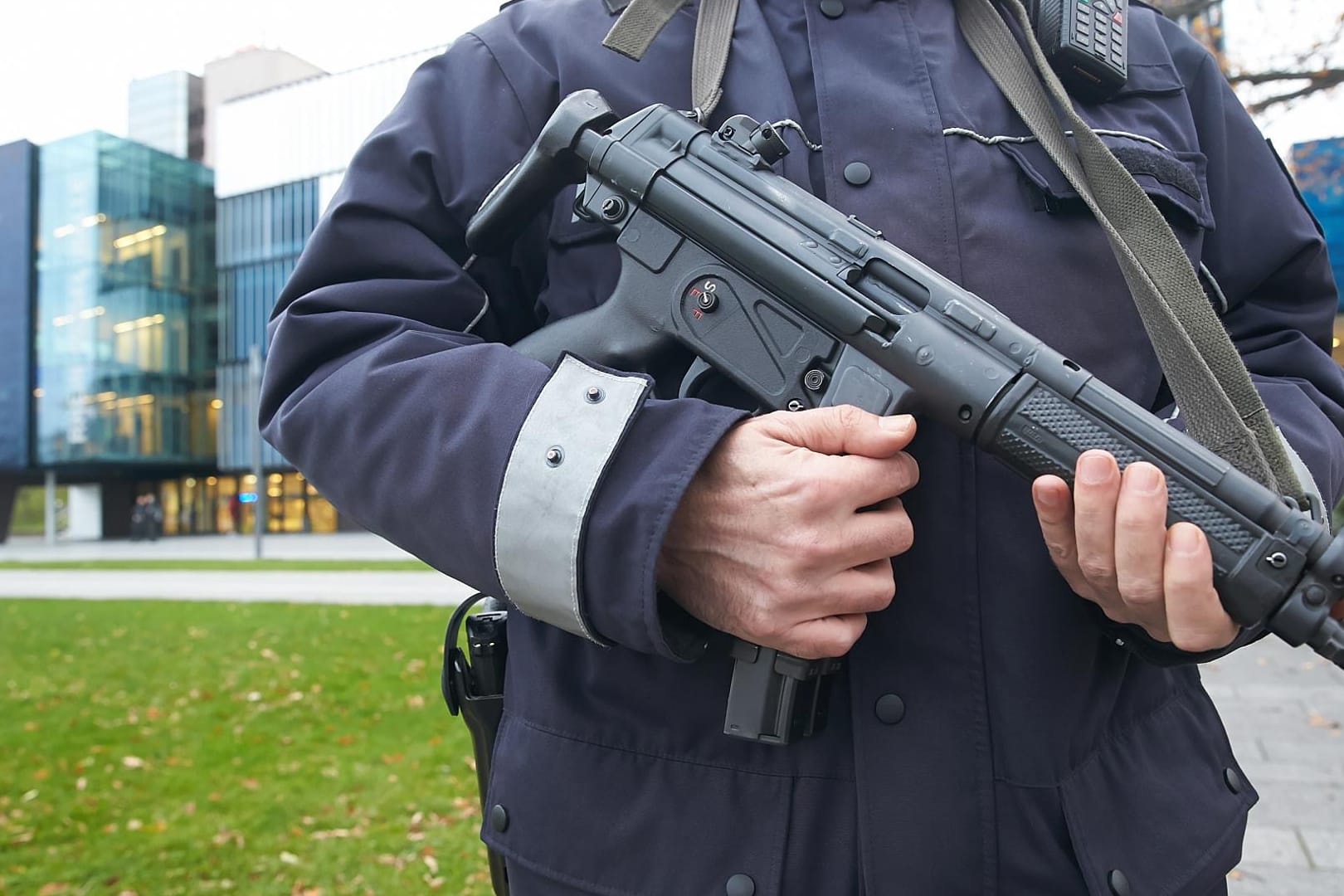 Polizeieinsatz: Nach mehreren Durchsuchungen gegen Islamisten erheben Ermittler Anschuldigungen gegen drei Verdächtige.