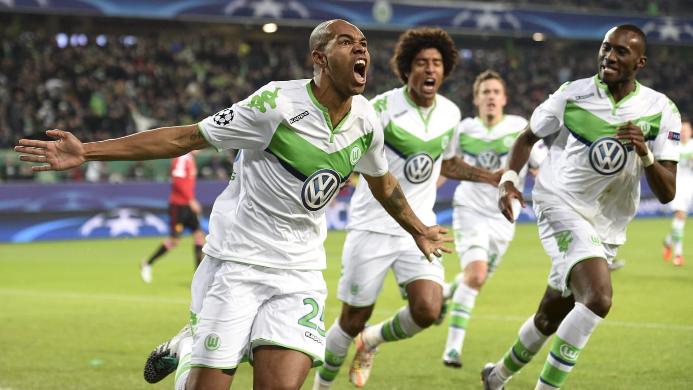 Naldo jubelt: Der VfL Wolfsburg schlägt Manchester United und zieht in die nächste Runde der Champions League ein.