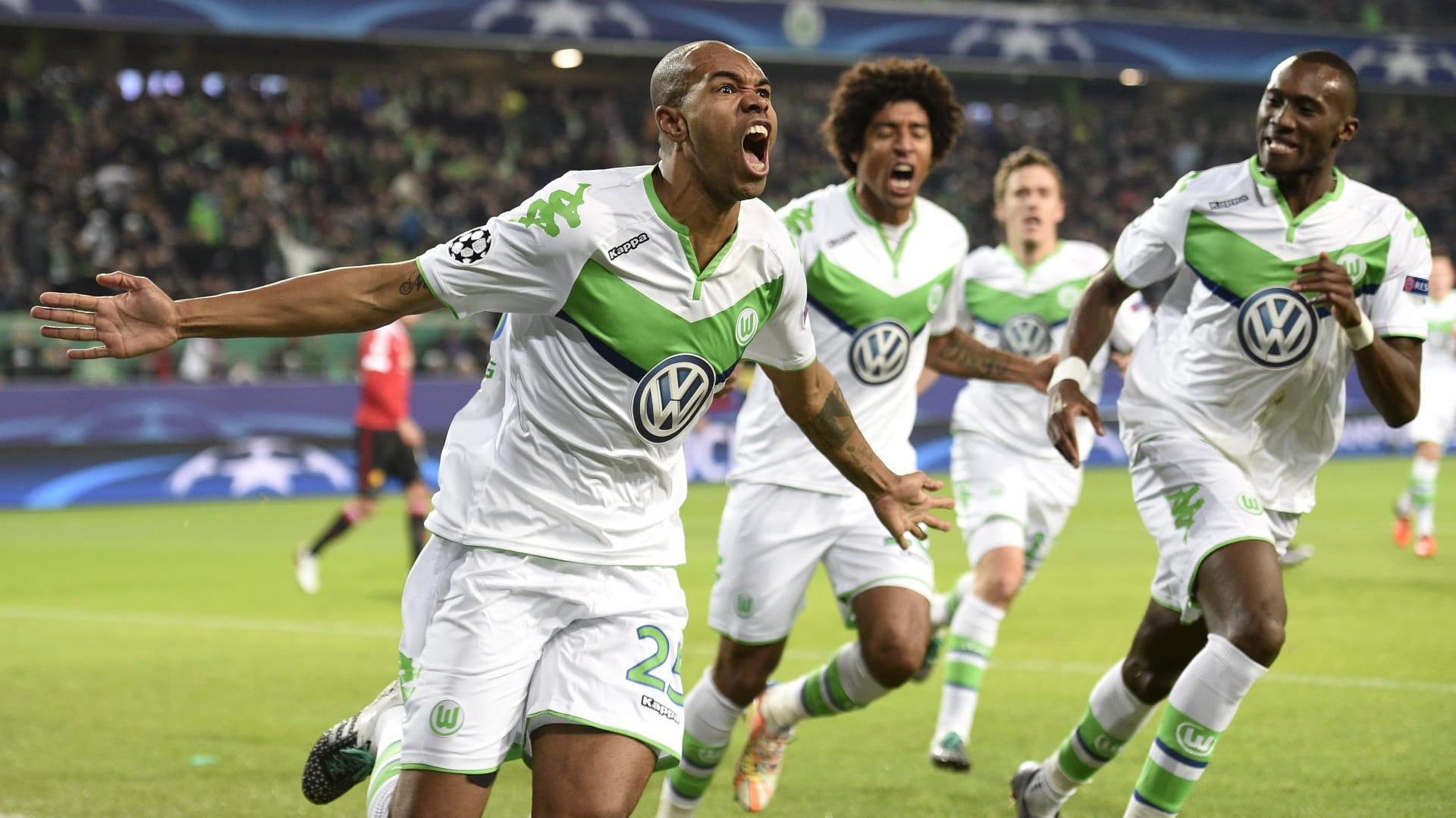 Naldo jubelt: Der VfL Wolfsburg schlägt Manchester United und zieht in die nächste Runde der Champions League ein. Naldo jubelt: Der VfL Wolfsburg schlägt Manchester United und zieht in die nächste Runde der Champions League ein.