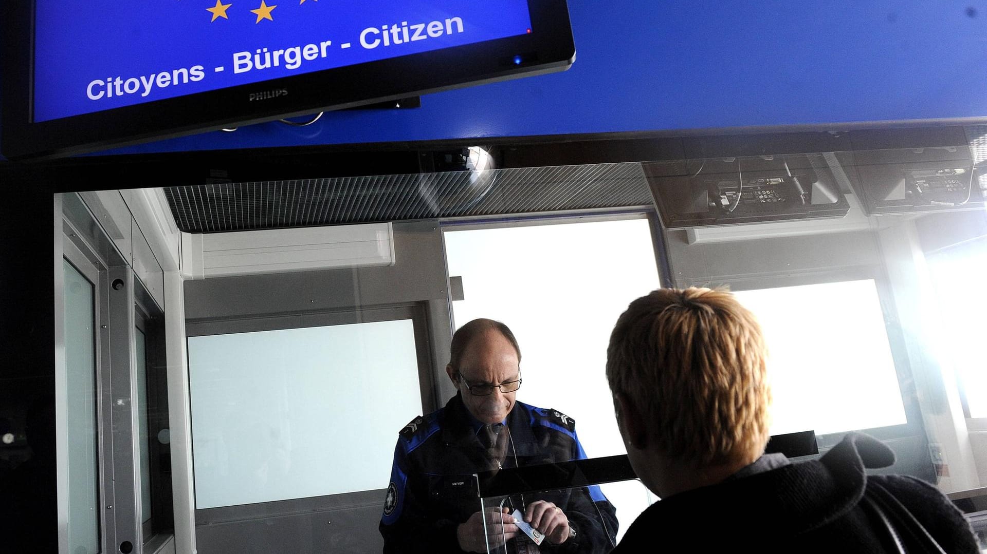 Passkontrolle am Flughafen: Bald brauchen Menschen aus Georgien und der Ukraine kein Visum mehr für die Einreise in die EU. Passkontrolle am Flughafen: Bald brauchen Menschen aus Georgien und der Ukraine kein Visum mehr für die Einreise in die EU.