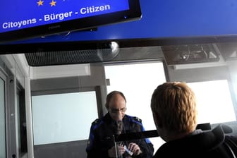 Passkontrolle am Flughafen: Bald brauchen Menschen aus Georgien und der Ukraine kein Visum mehr für die Einreise in die EU.