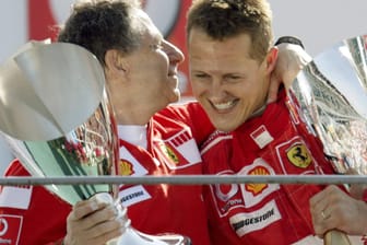 Der frühere Ferrari-Teamchef Jean Todt (links) und Michael Schumacher im Jahr 2006 gemeinsam auf dem Siegerpodest in Monza: Beide verbindet noch heute eine enge Freundschaft.