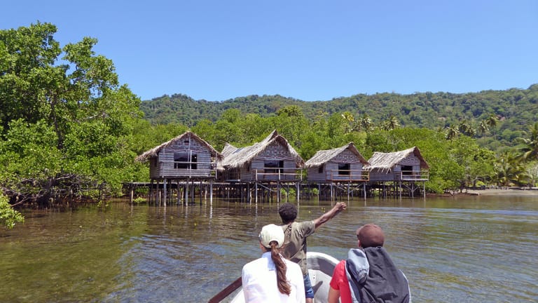 Auf der Insel Logea Island ist Nuli Sapi die einzige Touristenunterkunft. Der Lonely Planet verlieh den Holzhütten 2014 sogar einen Preis.