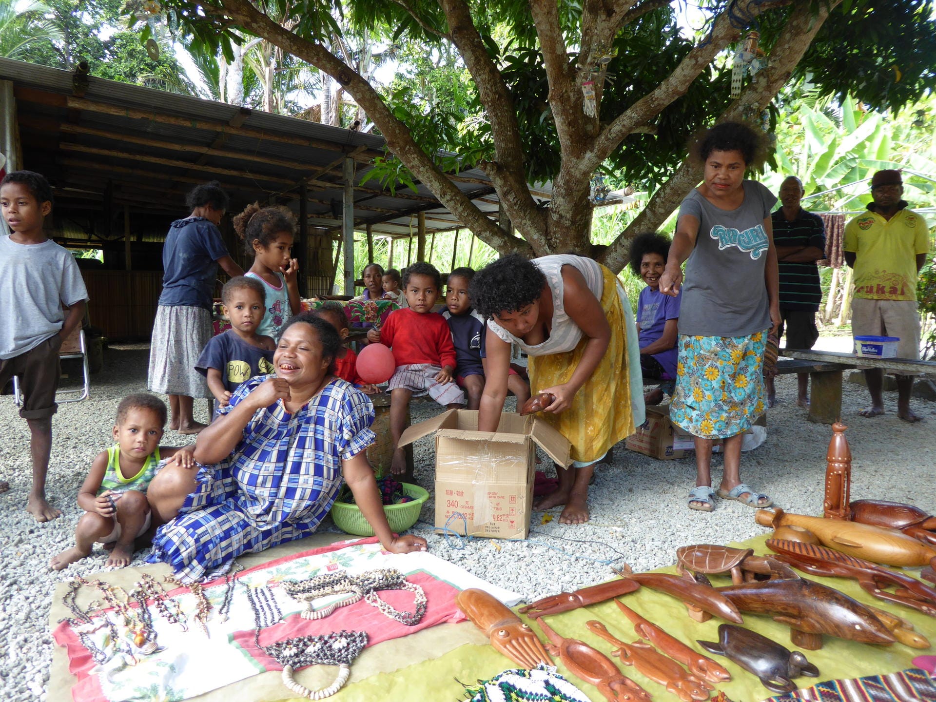 Auf einem lokalen Kunsthandwerkermarkt versuchen die Bewohner Logea Islands ein bisschen Geld zu verdienen.