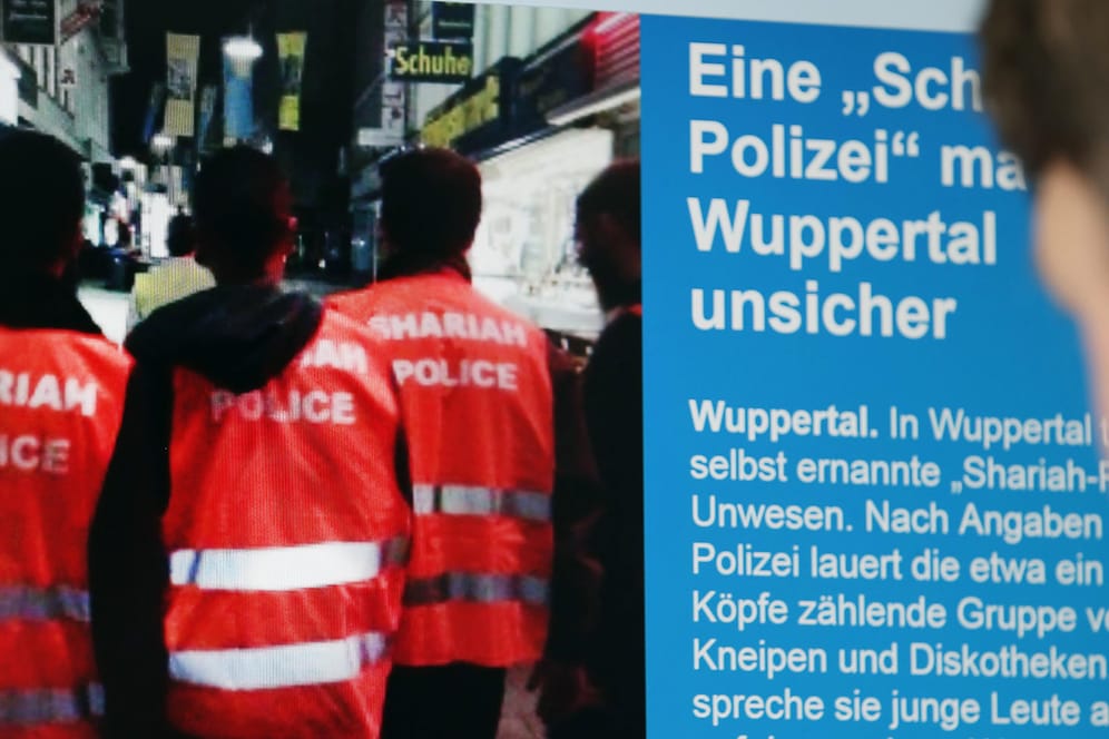 Die selbsternannte "Scharia-Polizei" unterwegs in Wuppertal.