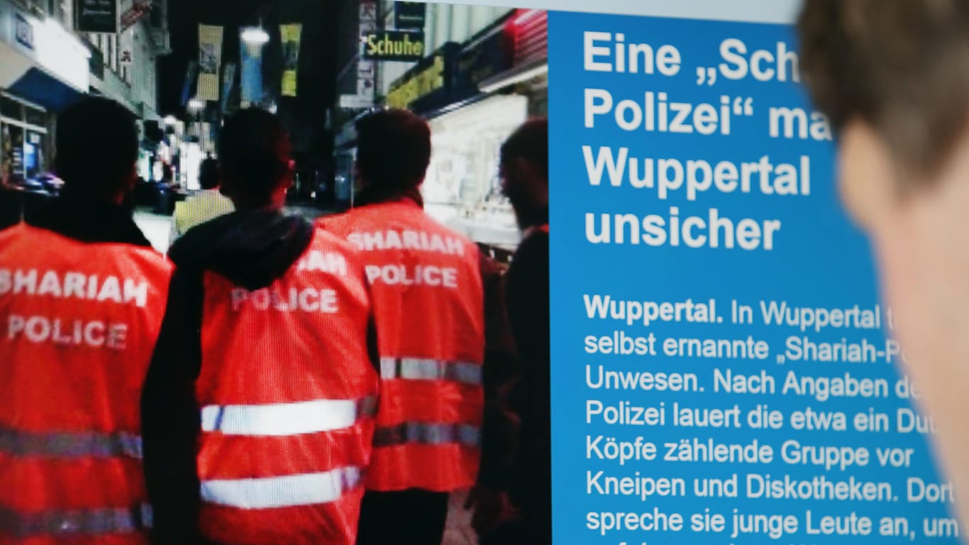 Die selbsternannte "Scharia-Polizei" unterwegs in Wuppertal.