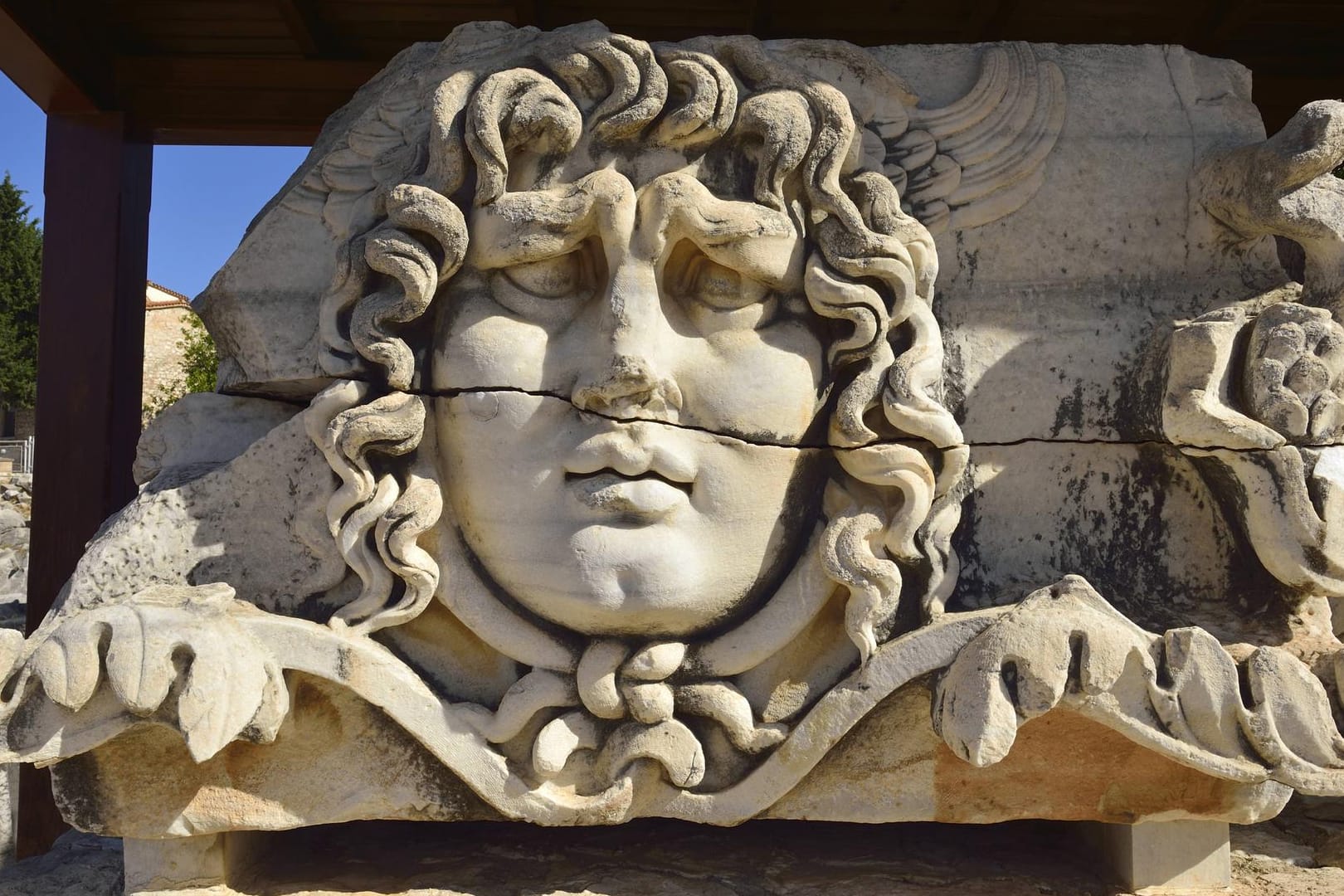 Eine antike Medusa-Skulptur im Apollon-Tempel im türkischen Didyma.