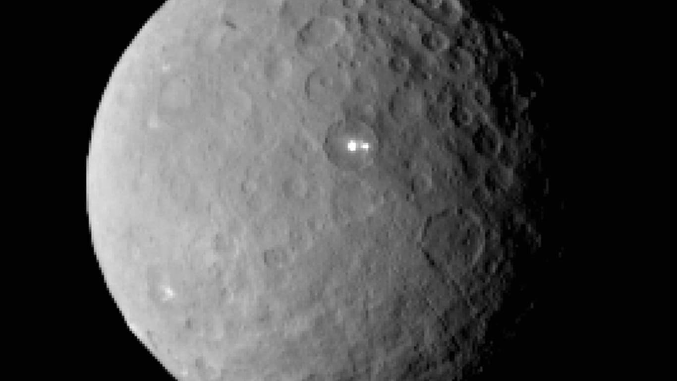 Flecken auf Ceres, einem Zwergplaneten im Asteroidengürtel.