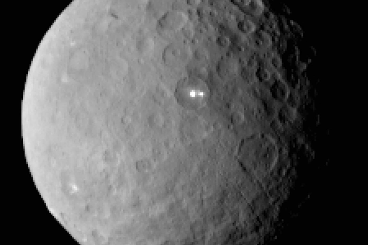 Flecken auf Ceres, einem Zwergplaneten im Asteroidengürtel.