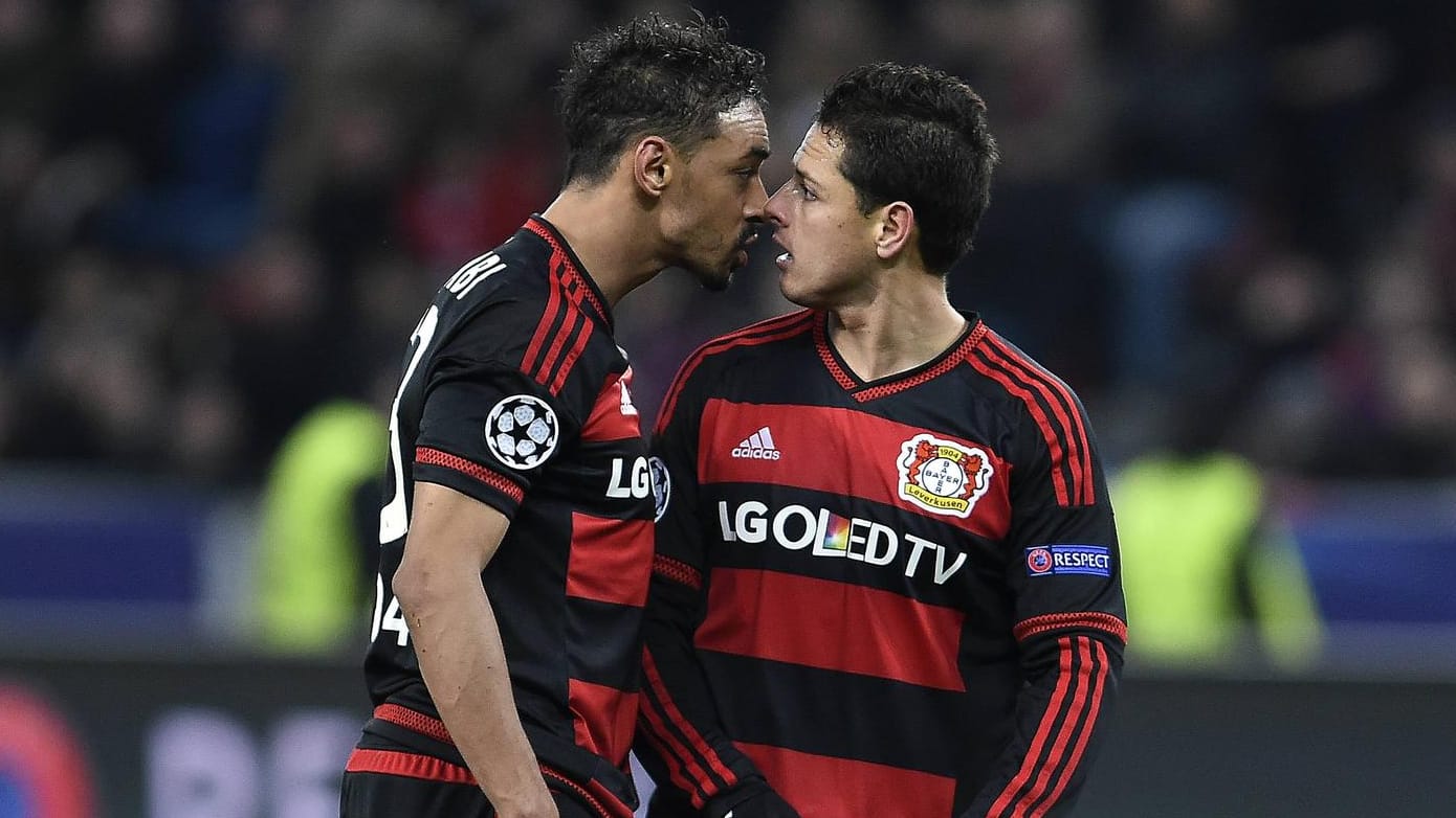Kurz vor Schluss sagen sich die beiden Teamkollegen Karim Bellarabi (li.) und Javier "Chicharito" Hernandez gehörig die Meinung. Kurz vor Schluss sagen sich die beiden Teamkollegen Karim Bellarabi (li.) und Javier "Chicharito" Hernandez gehörig die Meinung.