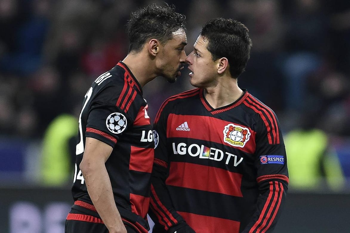 Kurz vor Schluss sagen sich die beiden Teamkollegen Karim Bellarabi (li.) und Javier "Chicharito" Hernandez gehörig die Meinung.