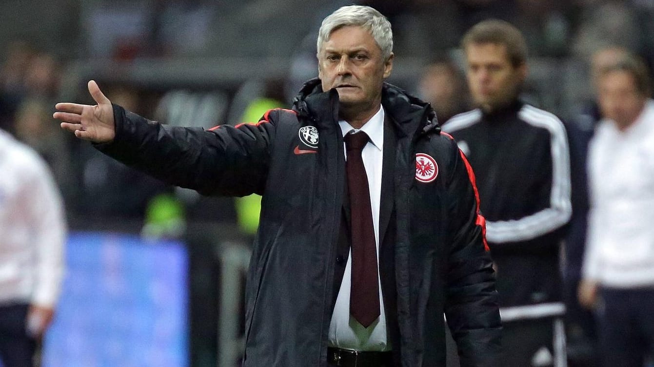 Vertrautes Bild: Eintracht-Trainer Armin Veh gestikulierend am Spielfeldrand. Vertrautes Bild: Eintracht-Trainer Armin Veh gestikulierend am Spielfeldrand.
