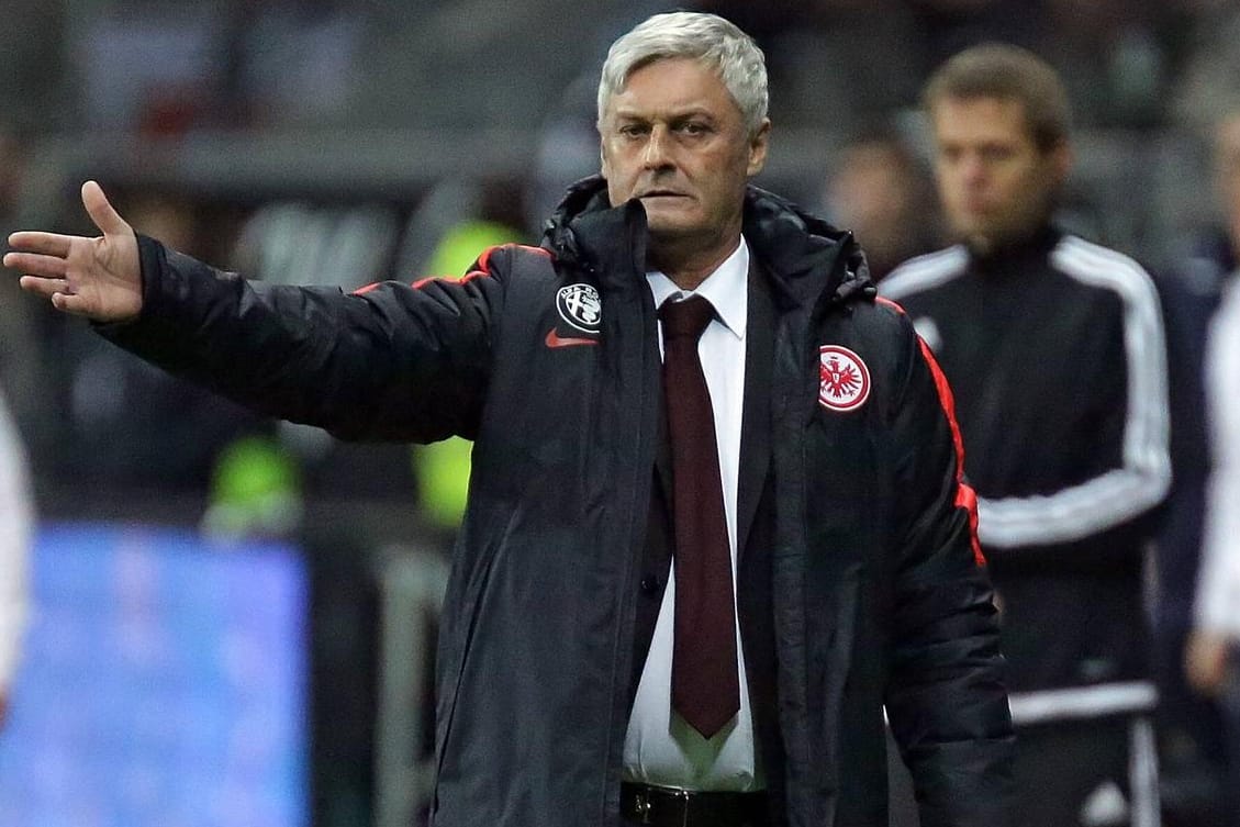 Vertrautes Bild: Eintracht-Trainer Armin Veh gestikulierend am Spielfeldrand.