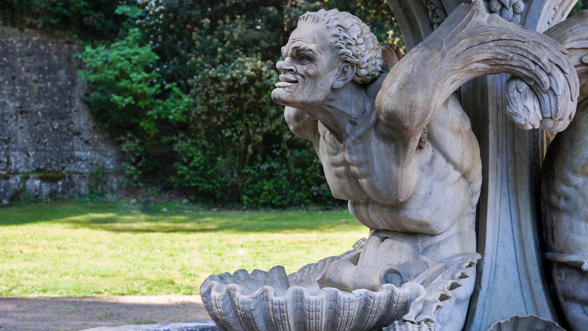 Aus der griechischen und römischen Mythologie ist der Wassermann auch als Neptun oder Triton bekannt. Als Statue ziert er oft Brunnen.