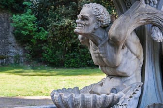 Aus der griechischen und römischen Mythologie ist der Wassermann auch als Neptun oder Triton bekannt. Als Statue ziert er oft Brunnen.