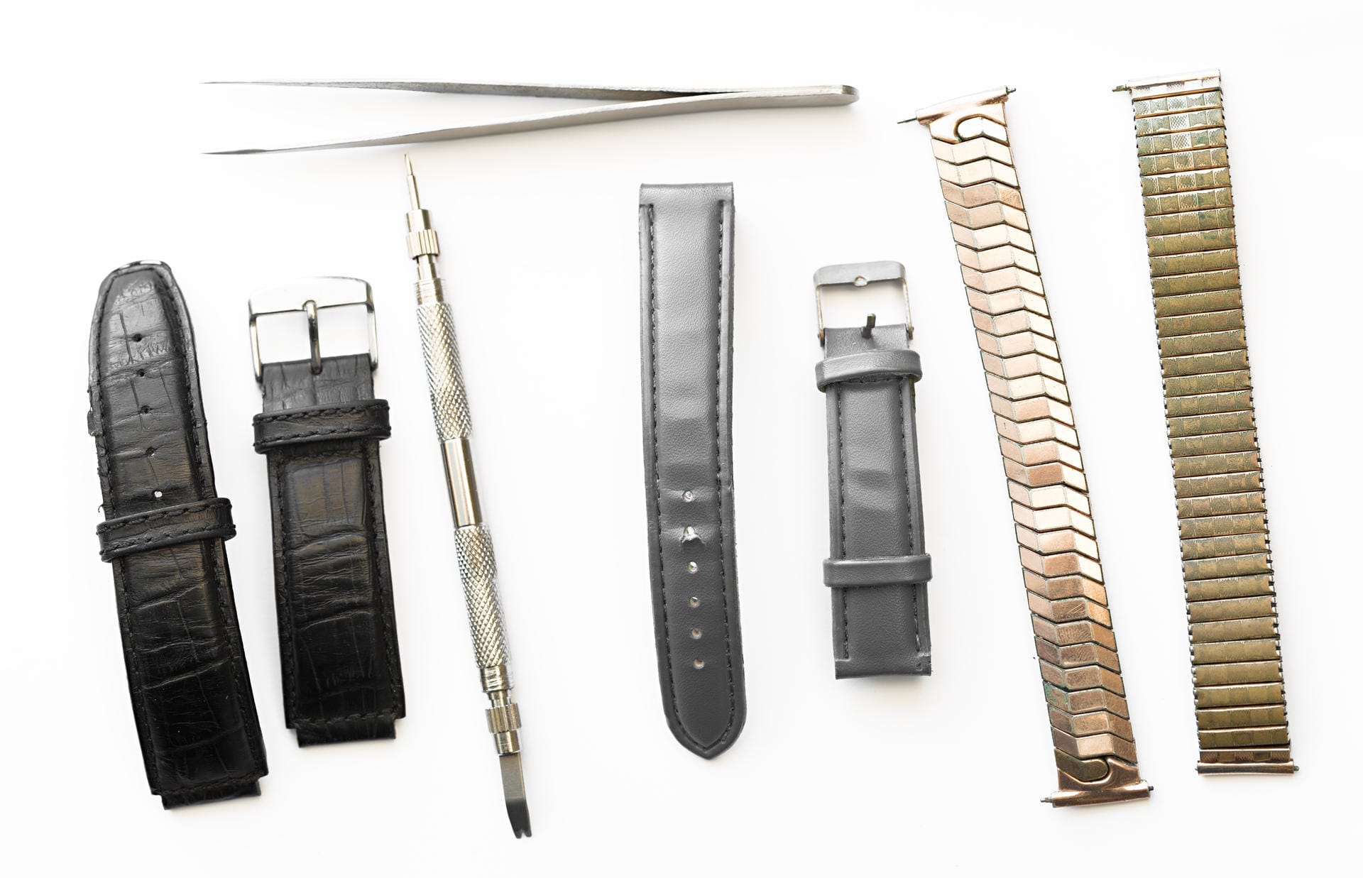 Mit dem richtigen Werkzeug, etwas Erfahrung und genug Ruhe lässt sich das Armband der meisten Uhren selbst wechseln. Doch Vorsicht: Für viele Luxusmarken brauchen Sie dazu Spezialwerkzeuge des Herstellers.