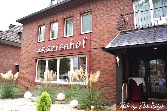 Stilvolle Akzente am Eingang können ein Indiz sein, dass drinnen mit Geschmack gekocht wird. Sein langweiliges Gebäude hat das feine Restaurant Akazienhof in Duisburg durch die Gartengestaltung gekonnt aufgewertet.