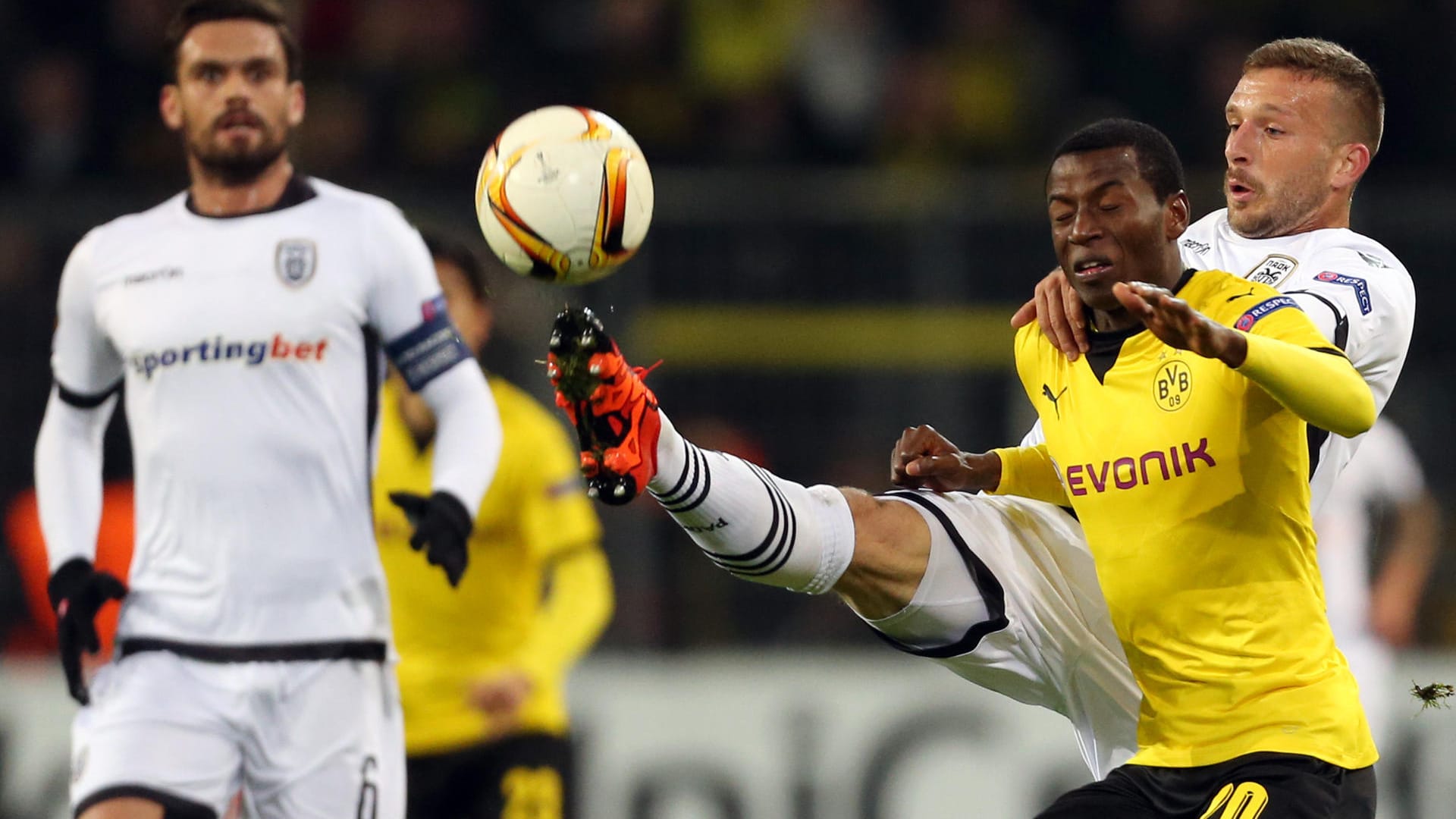 Adrian Ramos (vorne) und Giannis Skondras im Zweikampf.