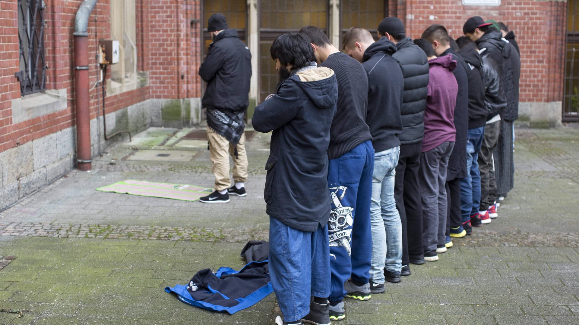 Salafisten beten bei einer Kundgebung in Wuppertal.