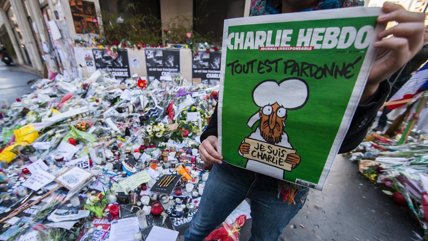 "Alles ist vergeben" titelt "Charlie Hebdo" in seiner ersten Ausgabe nach dem Anschlag. Der Prophet Mohammed bekennt: "Ich bin Charlie".
