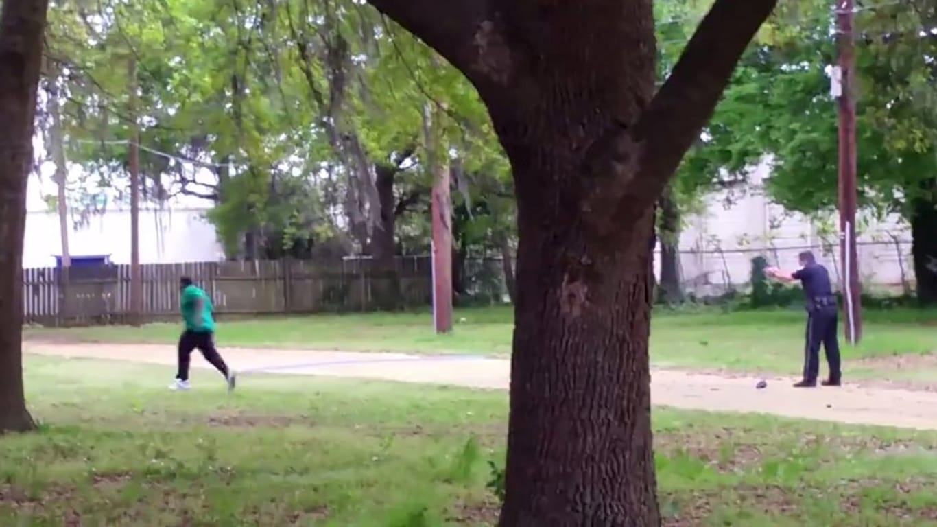 Der Videoscreenshot zeigt, wie ein Polizist dem weglaufenden Walter Scott in den Rücken schießt.