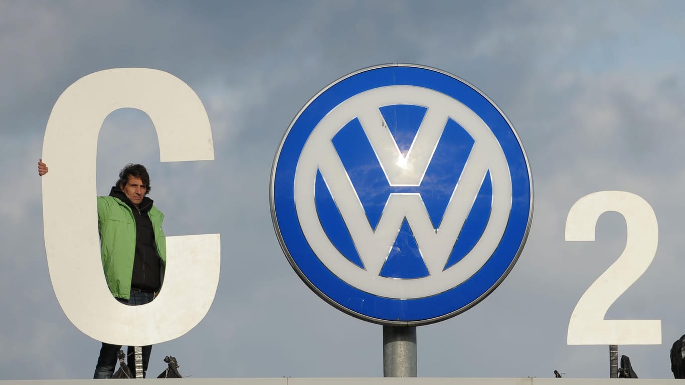 Greenpeace-Aktivisten empfangen den VW-Aufsichtsrat mit einem CO2-Banner über dem Werkstor von Volkswagen in Wolfsburg.